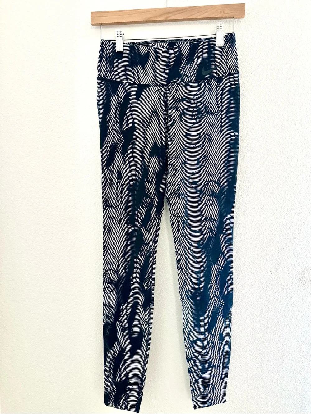 Nike Women's Dri Fit Legendary Waves Running Leggings Size S